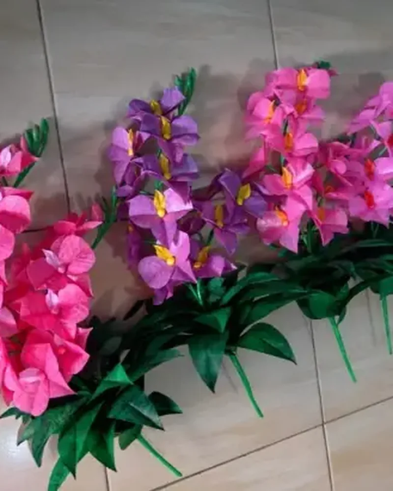 Rangkaian bunga anggrek dari kain