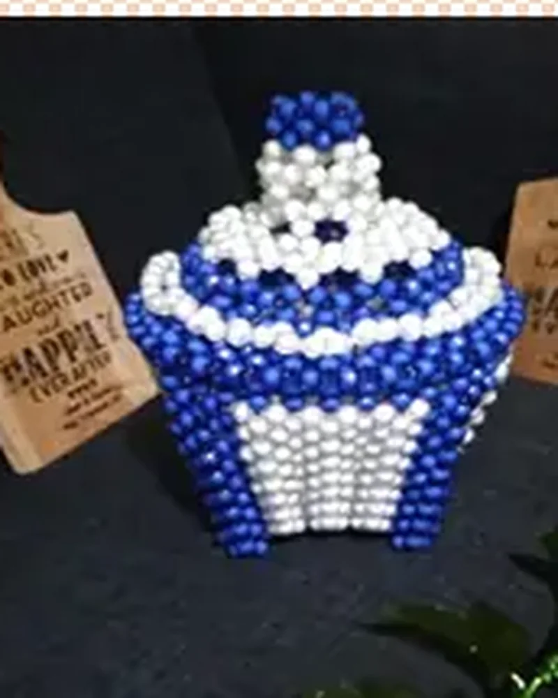 Toples hias isi manik-manik