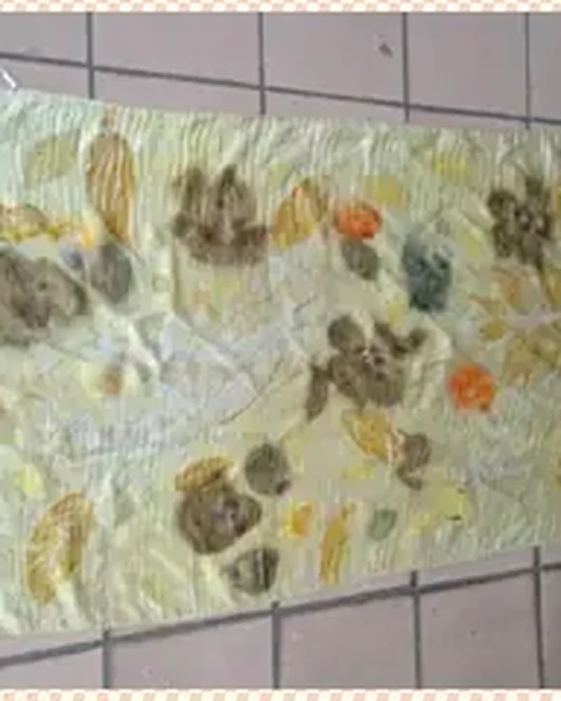 Kain dengan motif ecoprint