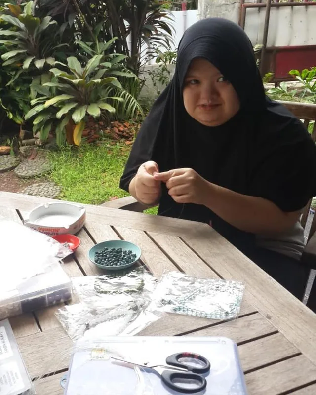 Anggota ABK menunjukkan hasil karyanya