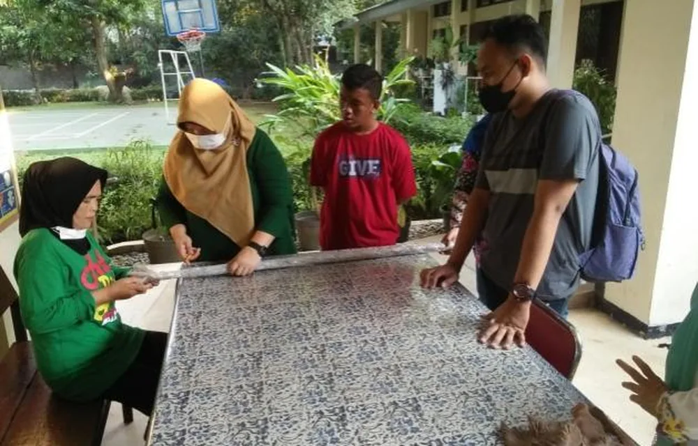 Anggota mengerjakan produk pada sesi pelatihan dan produksi