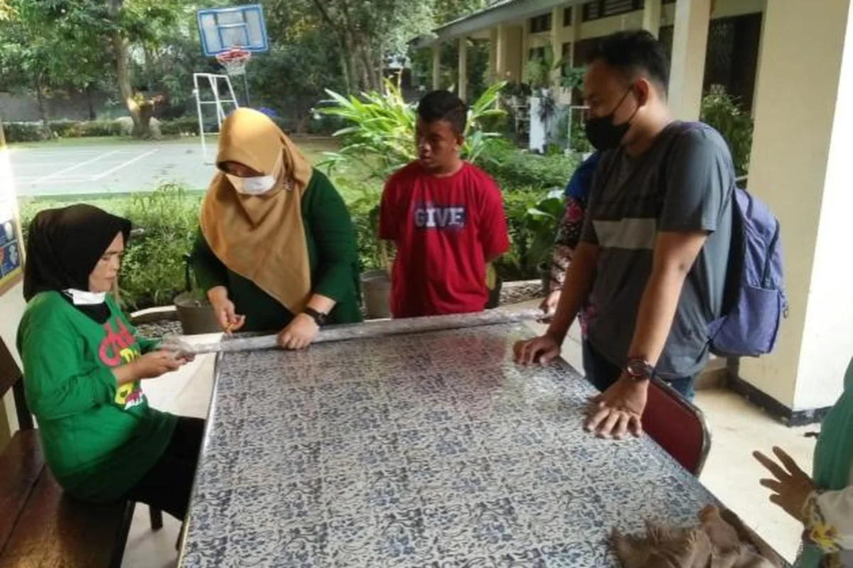 Anggota dan pendamping mengerjakan produk pada kegiatan pelatihan dan produksi